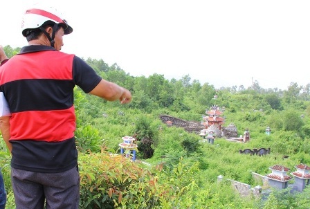 Thực hư chuyện người đàn ông bị “ma bắt hồn”, dắt đi chơi - 1 Người dân chỉ ngôi mộ nơi tìm thấy anh Hải sau gần 1 ngày mất tích.