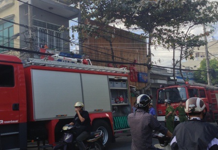 Hai xe cứu hỏa tiếp cận hiện trường vụ cháy