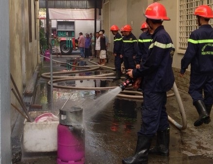 Bình gas trong tiệm ăn được khiêng ra ngoài xịt nước làm nguội