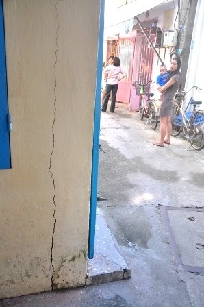 Vết nứt bên ngoài nhà bà Phùng Thị Tuấn