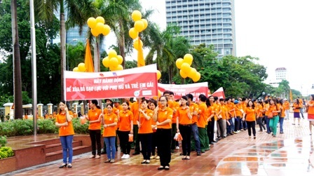 “Cứ 3 phụ nữ thì 1 người là đối tượng của bạo lực giới” - 2 Hơn 300 phụ nữ diễu hành kêu gọi phòng chống bạo lực giới