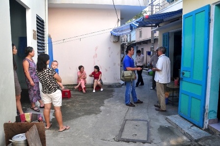 Người dân trong kiệt 12 rất bức xúc vì nhà cửa bị lún, nứt