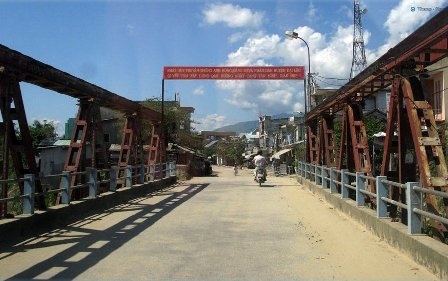 Cầu Ái Nghĩa cũ đang được tháo dỡ để xây dựng cầu mới, nơi anh Dũng bị nạn