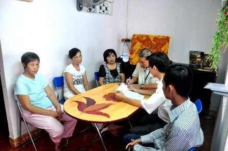 Người dân trong kiệt 12 rất bức xúc vì nhà cửa bị lún, nứt