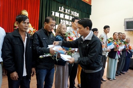 Đà Nẵng tri ân 10 liệt sĩ hy sinh ở Gạc Ma - 1 Đại diện ban tổ chức tặng hoa đến thân nhân liệt sĩ đã hy sinh ở Gạc Ma