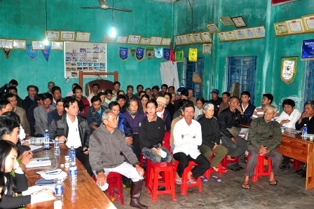 Người dân ngồi chật cứng hội trường thôn 7A để đối thoại