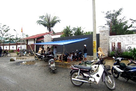 Đóng cửa nhà máy thép nếu không đảm bảo quy chuẩn về môi trường - 1 Sau nhiều ngày dựng lều để phản đối nhà máy thép gây ô nhiễm, người dân đã tự động dỡ lều