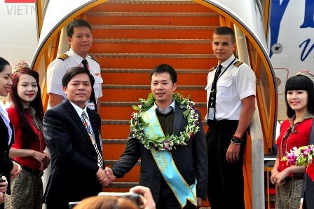 Cảng hàng không quốc tế Đà Nẵng đón hành khách thứ 5 triệu - 1 Ông Trần Minh Thịnh – hành khách thứ 5 triệu đến sân bay quốc tế Đà Nẵng trong năm 2014