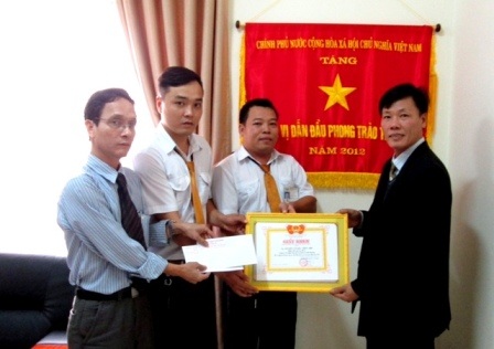 Tài xế taxi nhanh trí bắt giữ tên trộm điện thoại iPhone - 1 Lãnh đạo taxi Tiên Sa khen thưởng cho các tài xế tham gia bắt tội phạm