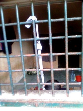 Thanh niên trộm cáp điện thoại treo cổ tự vẫn tại nhà giam Công an - 2 Sợi dây từ quần thun treo lên cửa sổ phòng giam Tùng dùng để tự tử.