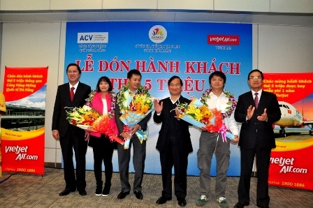 Cảng hàng không quốc tế Đà Nẵng đón hành khách thứ 5 triệu - 2 Ông Trần Minh Thịnh – hành khách thứ 5 triệu đến sân bay quốc tế Đà Nẵng trong năm 2014