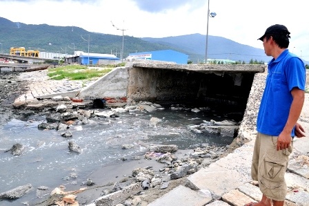 Nhận giải thưởng “Thành phố môi trường” mà để ô nhiễm kéo dài!? - 3 Nước thải ra âu thuyền Thọ Quang bốc mùi hôi thối từ các nhà máy chế biển thủy hải sản