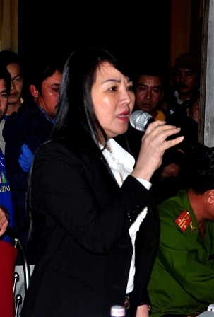 Đại diện nhà máy thép Việt Pháp trình bày với bà con