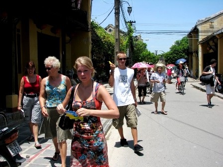 Lãnh đạo tỉnh Quảng Nam đối thoại với doanh nghiệp du lịch - 4 Trong năm 2014 dù khó khăn nhưng du khách đến với Quảng Nam tăng hơn 7% so với năm 2013