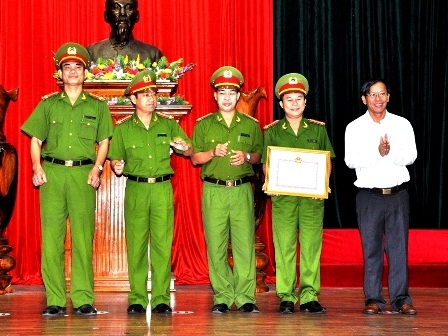 Khen thưởng công an khám phá nhanh vụ trộm trụ sở Tam Kỳ - 1 Khen thưởng công an khám phá nhanh vụ trộm trụ sở Tam Kỳ