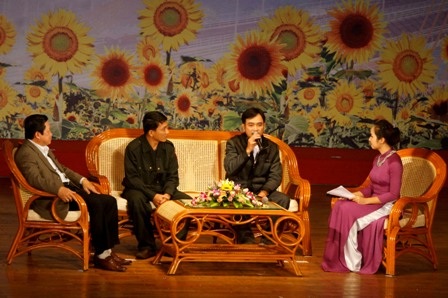 Các cá nhân điển hình trong phong trào bảo vệ an ninh Tổ quốc trao đổi kinh nghiệm ở cơ sở