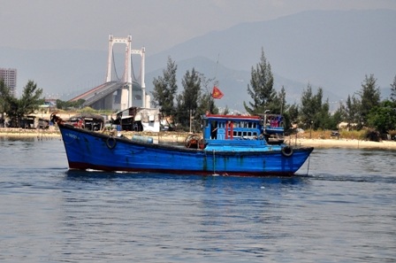 Các tàu cá của ngư dân Đà Nẵng vào âu thuyền Thọ Quang tránh bão