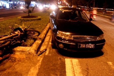 Tai nạn liên hoàn, xe biển xanh quay vòng tròn - 1 Hiện trường vụ tai nạn, xe ô tô biển xanh quay ngược lại hướng lưu thông