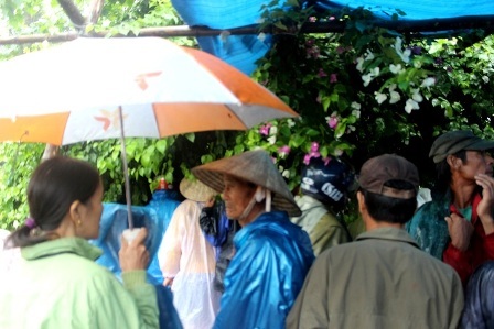 Con gái phát hiện mẹ chết trong tư thế treo cổ - 1 Rất đông người dân đến hiện trường nơi chị T. chết