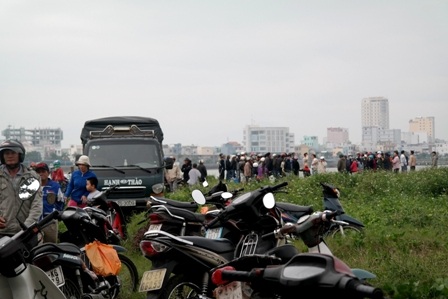 Tìm được thi thể nam thanh niên nhảy cầu tự tử - 1 Rất đông người dân hiếu kỳ đến nơi thi thể D. trôi vào bờ