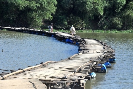 Cây cầu phao “dập dềnh” nối đôi vờ sông Bà Rén của thị trấn Nam Phước, huyện Duy Xuyên