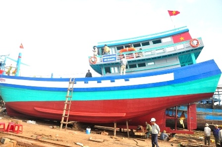 Những hình ảnh "kể chuyện" tuần qua - 1 Tàu cá mới chuẩn bị hạ thủy
