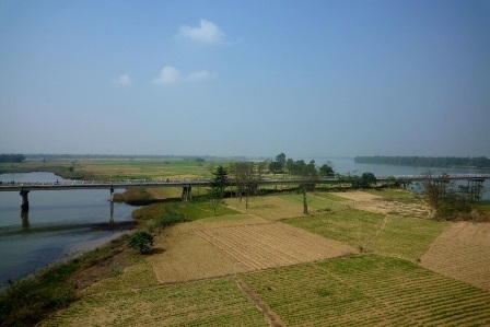 Cầu Câu Lâu (cũ) bên dưới là biền đất mệnh mông, màu mỡ