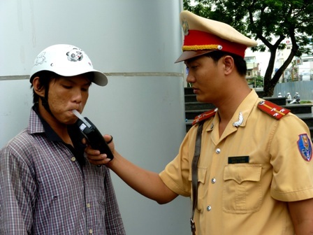 Người say toàn... tự ngã thì làm sao giảm được tai nạn! - 1 Lượng CSGT đo nồng độ cồn người tham gia giao thông