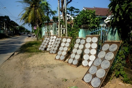 Bánh tráng là một thứ không thể thiếu được khi ăn mì Phú Chiêm hay bê thui