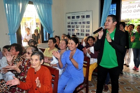 Ca sĩ, nghệ sĩ cùng tổ chức làm từ thiện dịp cuối năm - 13 Kasim Hoàng Vũ hát tặng các bà các mẹ tại Trung tâm xã hội Quảng Nam