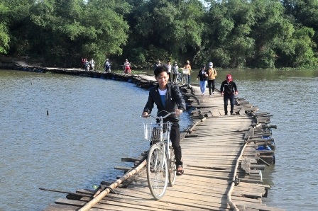 Cây cầu phao “dập dềnh” nối đôi vờ sông Bà Rén của thị trấn Nam Phước, huyện Duy Xuyên