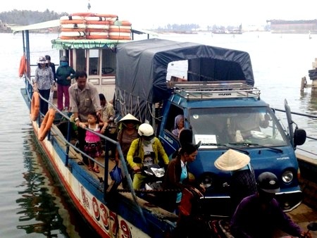 Người dân ở xã Tam Hải hàng ngày phải đi đò ngang qua đất liền làm việc, học tập