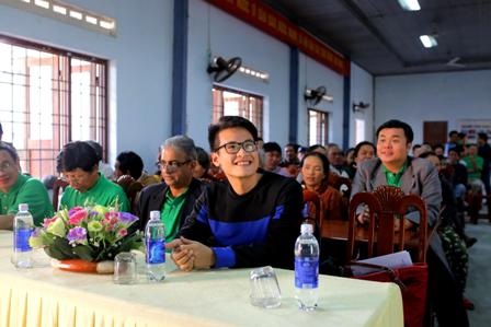 Ca sĩ, nghệ sĩ cùng tổ chức làm từ thiện dịp cuối năm - 3 Ca sĩ Hà Anh Tuấn tại trung tâm nuôi dưỡng trẻ mồ côi và khuyết tật tỉnh Quảng Nam