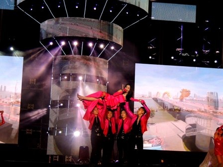 Thủy Tiên với trang phục màu hồng rực rỡ