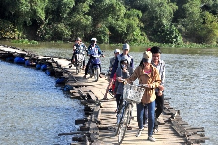 Hàng ngày có hàng trăm học sinh và người dân đi qua cây cầu này