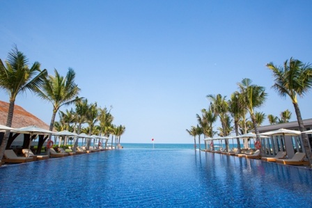 Khu nghỉ dưỡng cao cấp 5 sao này do người Việt thiết kế với vị trí nằm sát bờ biển xinh đẹp