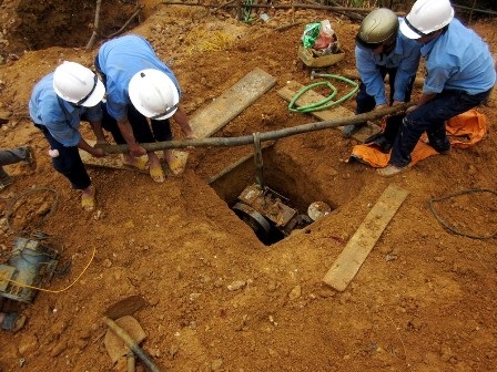 Điều tra nguyên nhân sập hầm vàng làm 2 người tử vong - 1 Máy móc của phu vàng hoạt động trái phép ở mỏ vàng Bồng Miêu bị lực lượng chức năng thu giữ