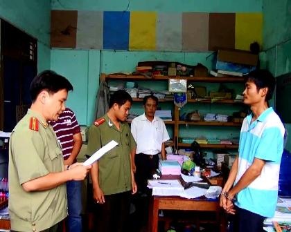 Truy tố 12 bị can trong vụ làm giả văn bằng, chứng chỉ - 1 Công an đọc lệnh bắt và khám xét tại cơ sở photocopy của Trần Ngọc Sỹ