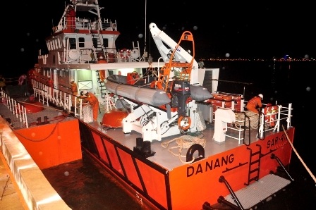 Cứu một ngư dân bị ốm nặng trên biển Hoàng Sa - 1 Tàu cứu hộ đưa ngư dân bị ốm nặng vào bờ cấp cứu