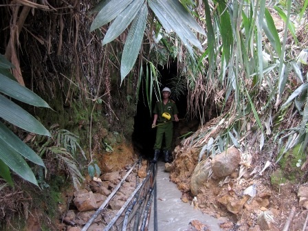 Lực lượng công an kiểm tra một hầm lò khai thác vàng trái phép tại xã Tam Lãnh, huyện Phú Ninh.