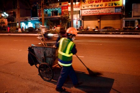 Những người quét rác đêm 30 Tết - 11 Một công nhân dọn vệ sinh trên đường Điện Biên Phủ