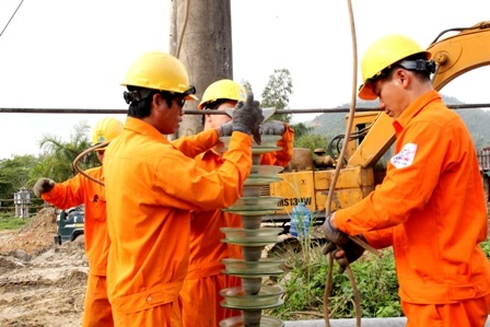 Công nhân điện lực thi công lưới điện cho Lý Sơn