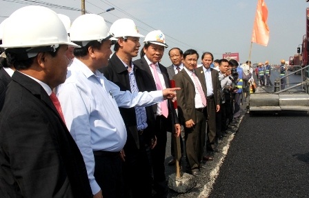 Phó Thủ tướng Nguyễn Xuân Phúc cùng lãnh đạo Bộ GTVT kiểm tra công tác thảm nhựa QL1A