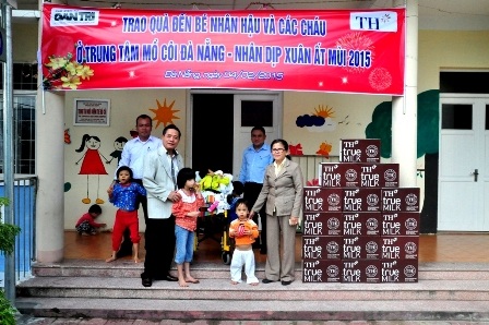 Trao quà Tết đến bé Nhân Hậu và các cháu mồ côi