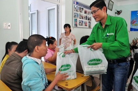 Đại diện nhà tài trợ NutiFood trao quà đến các cháu