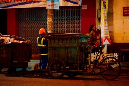 Những người quét rác đêm 30 Tết - 12 Một công nhân đang thu gom rác