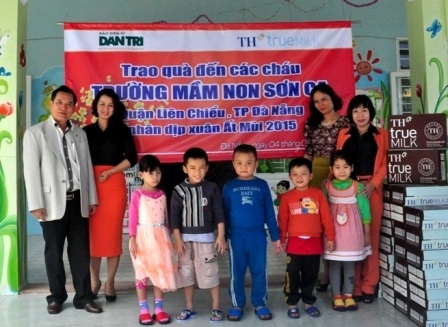 Trao quà đến các cháu trường mầm non Sơn Ca (phường Hòa Khánh Bắc, quận Liên Chiểu, Đà Nẵng)