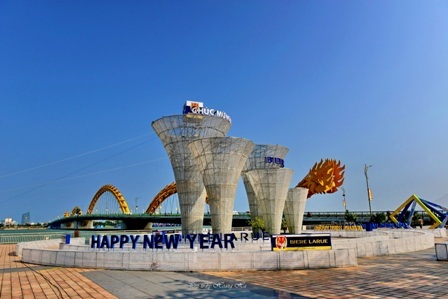 Một số tiểu cảnh trang trí trên đường Bạch Đằng