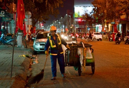 Những người quét rác đêm 30 Tết - 13 Vừa kéo xe rác vừa quét đường