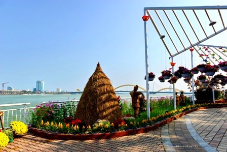 Một số tiểu cảnh trang trí trên đường Bạch Đằng